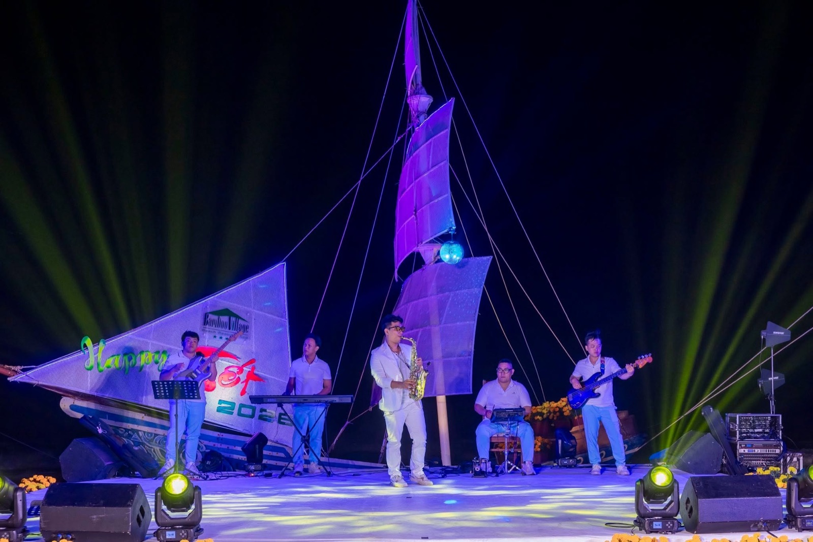 Sân Khấu Thuyền Buồm